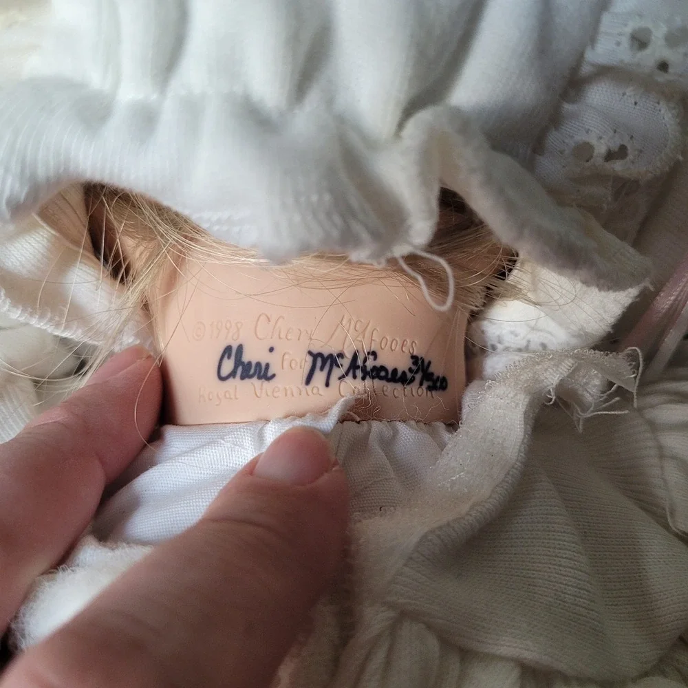 1998 Royal Vienna Doll 